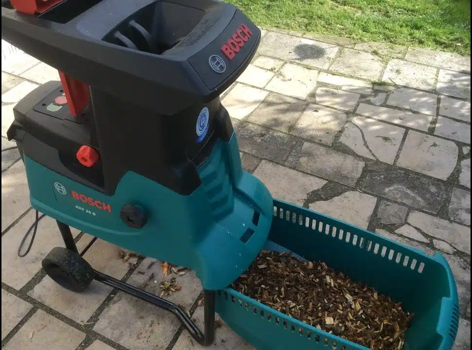 Broyeur de végétaux : l’accessoire efficace pour l’entretien de son jardin